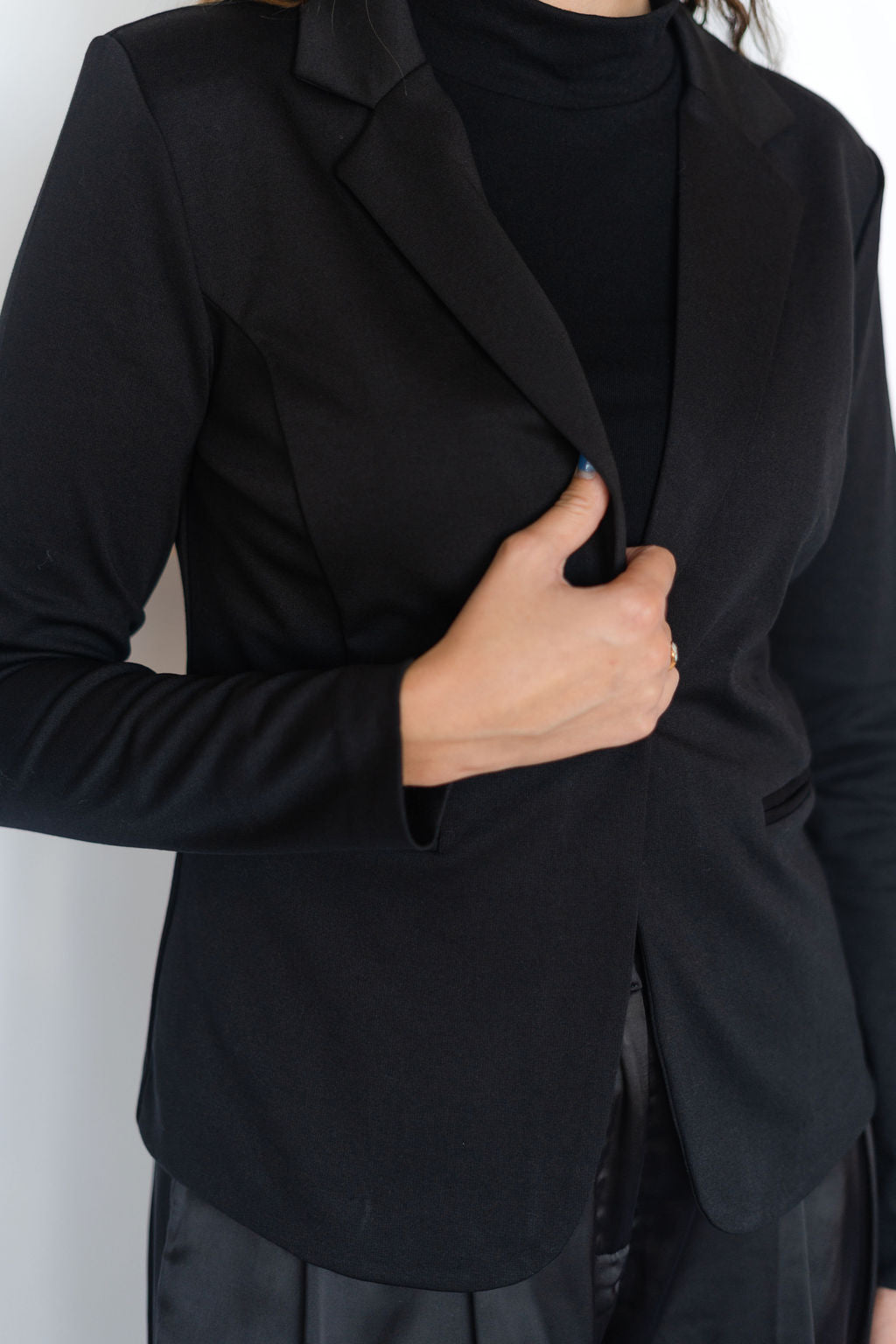 KATE GWEN BLAZER-BLACK