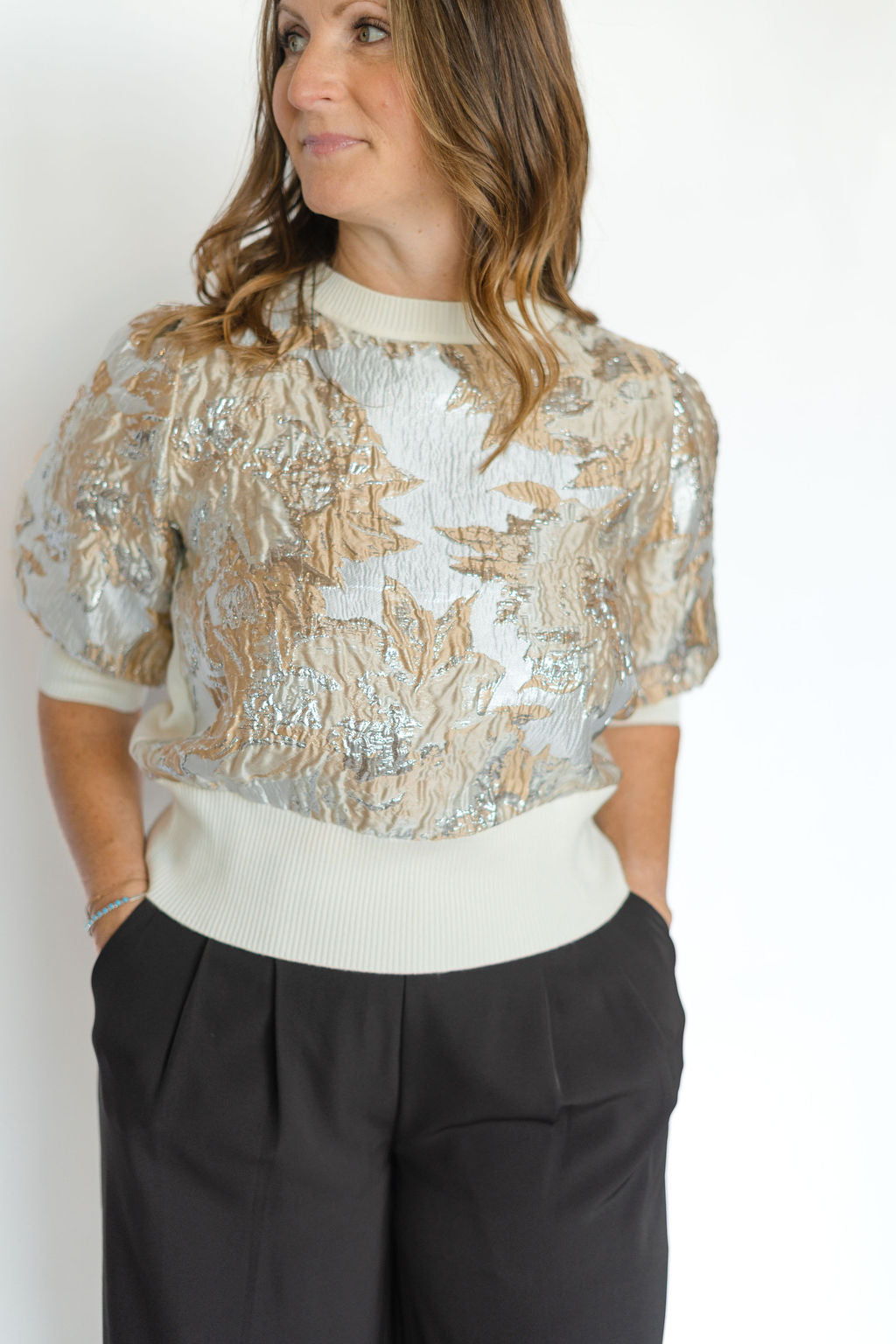 S/S CREAM W/METALLIC HOLIDAY TOP