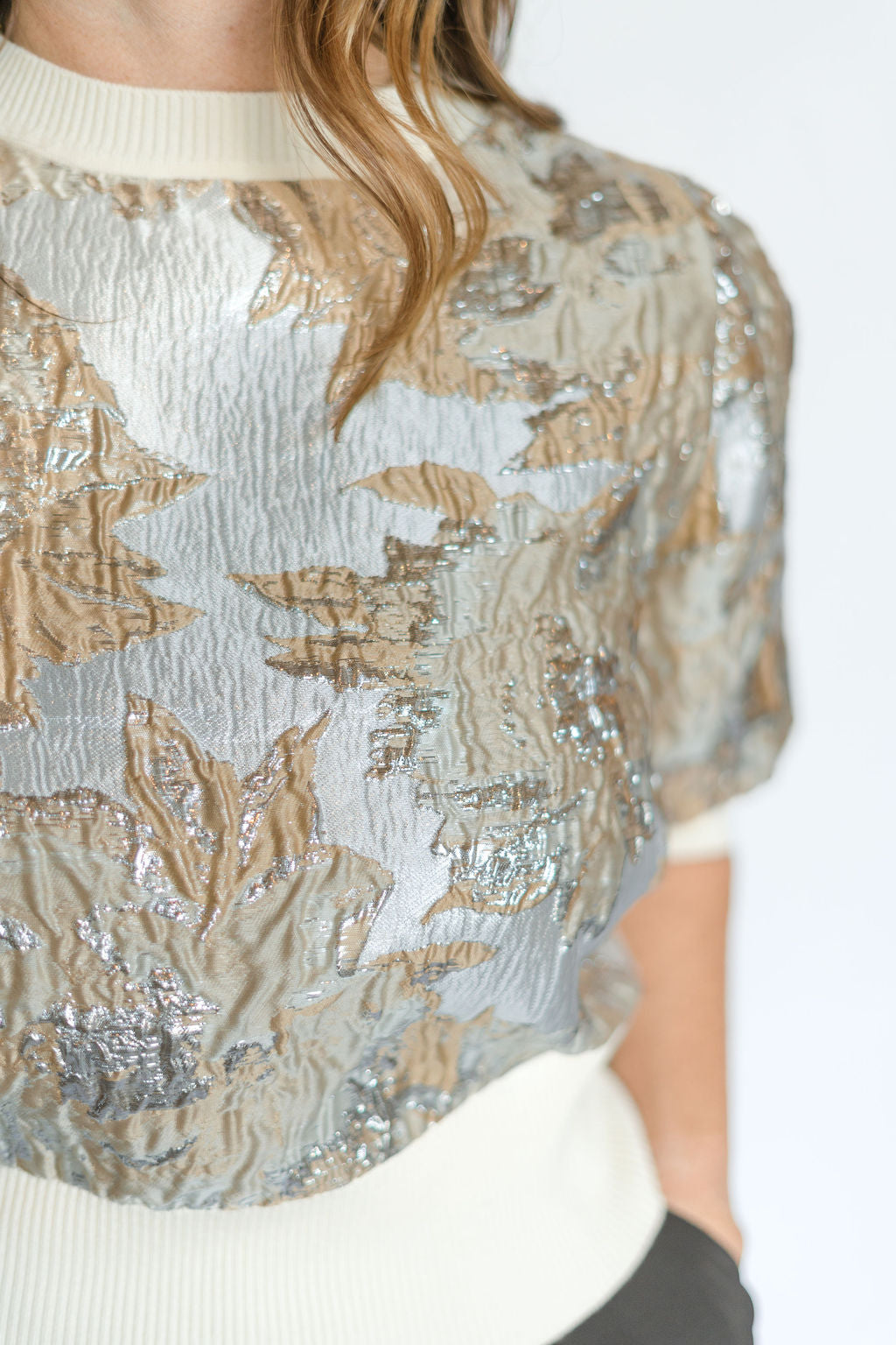 S/S CREAM W/METALLIC HOLIDAY TOP